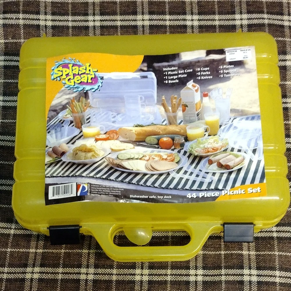 Pacific Splash Gear 44-Pc Picnic Set